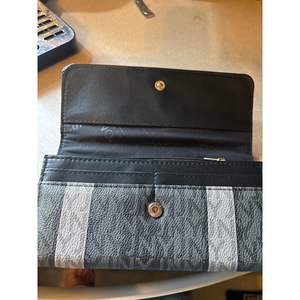 Jones  New York wallet - Picture 2 of 3